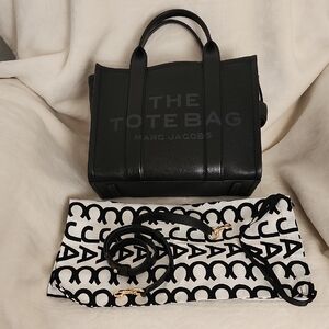 Marc Jacobs Black Medium The Tote Bag